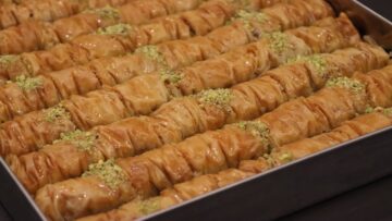 حضري البقلاوة بعجينة الفيلو في البيت بطريقتها الأصلية وبطعم شهي لذيذ هيجنن أطفالك