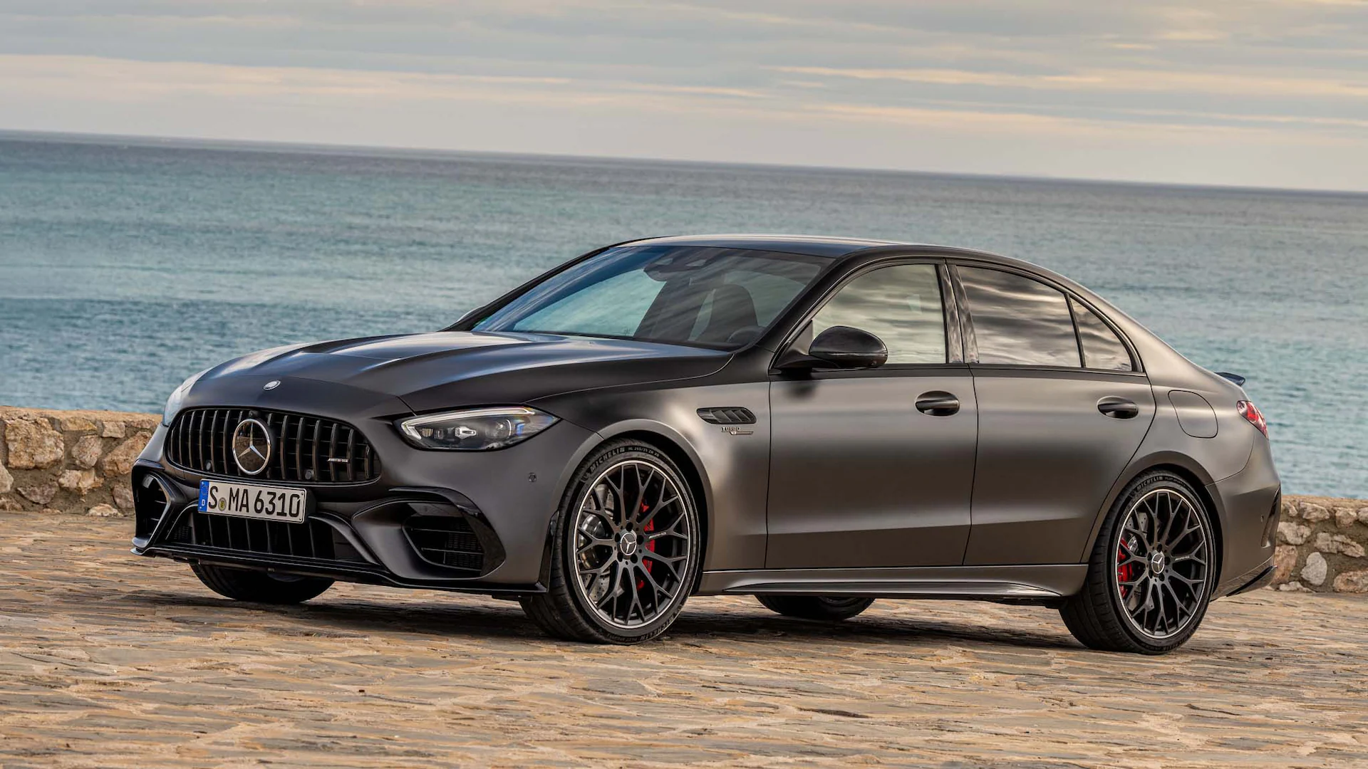 “MERCEDES BENZ” سيارة سي ثلاثة وستون الرياضية الفاخرة المتميز بقيادتها استثنائية 2024