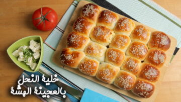 ” في 10 دقايق بس ” .. هتعملي أحلى وأسرع عجينة خلية النحل وتبقا قطنية معاكي وهشة