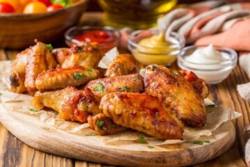 طريقة عمل أجنحة الفراخ بالبصل وجبة سريعة ولذيذة وموفرة