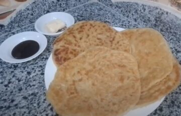 (طري ومورق) طريقة عمل فطير الطاسة السريع بدون فرن بالمقادير والخطوات