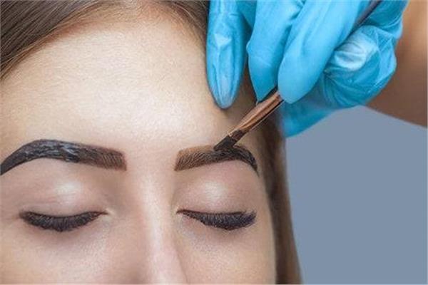 خلطة صبغ الحواجب بالحنة بطريقة سهلة وبسيطة