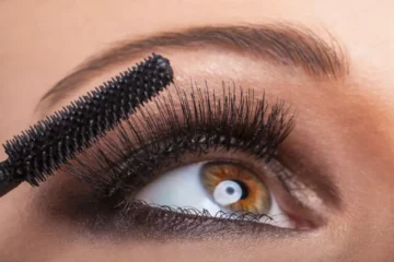 أحمي رموشك وأصنعي الماسكرا في البيت بمكونات طبيعية وغير مكلفة