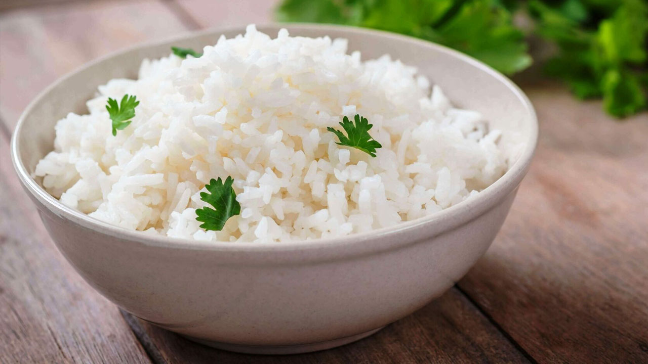 طريقة عمل الأرز الأبيض مثل المطاعم مفلفل وطعمه خرافي بتكات بسيطة