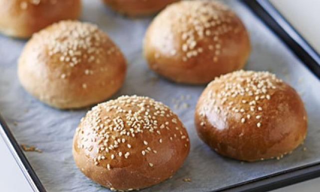 طعم وشكل مميز: طريقة عمل البريوش المغربي بالسمسم في المنزل بكل سهولة 5 طعم وشكل مميز: طريقة عمل البريوش المغربي بالسمسم في المنزل بكل سهولة