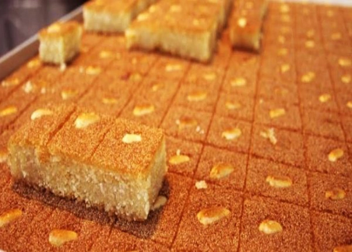 طرقة عمل البسبوسة بطريقة سهلة وموفرة في البيت