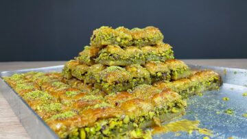الكيلو بره بقي سعره معدي.. طريقة عمل البقلاوة بالفستق في البيت بالعجينة الجاهزة وبجد الطعم هيبهركم