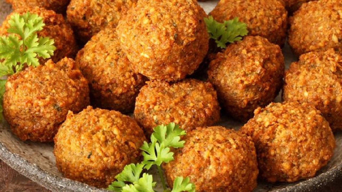 عجينة الطعمية الهشة الخفيفة بمكونات إقتصادية وقوام متماسك والطعم أحلى وألذ من الجاهزة 5 عجينة الطعمية الهشة الخفيفة بمكونات إقتصادية وقوام متماسك والطعم أحلى وألذ من الجاهزة