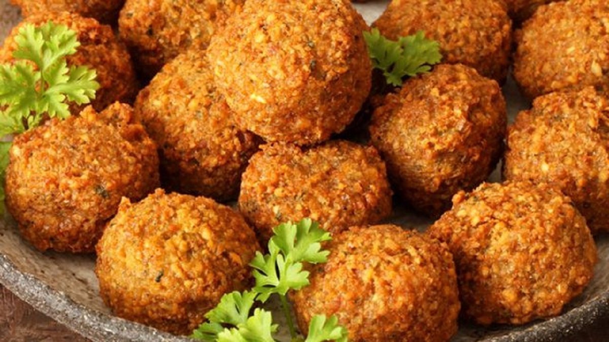 طريقة عمل الفلافل البيتي (الطعمية) علي أصولها في المنزل بخطوات بسيطة 5 طريقة عمل الفلافل البيتي (الطعمية) علي أصولها في المنزل بخطوات بسيطة