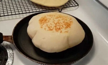 طريقة عمل خبز الطاسة في المنزل بكل سهولة وفي 10 دقائق بدون خميرة