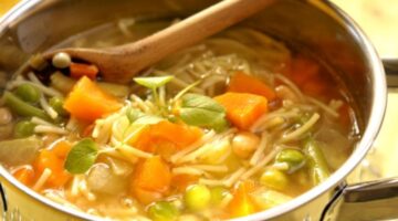 طريقة عمل شوربة الشوفان بالخضار والشعيرية