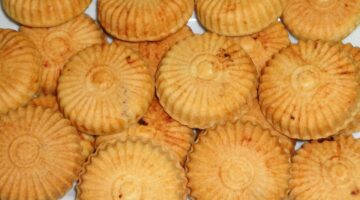 طريقة عمل معمول التمر السعودي الهش الدائب بخطوات سريعة بالمنزل