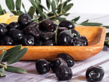 طريقة عمل الزيتون الأسود بكل أسراره وتكاته والطعم زي الجاهز