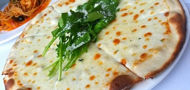 فرحي أطفالك .. طريقة عمل مناقيش بالجبنة الرومي لفطور لذيذ