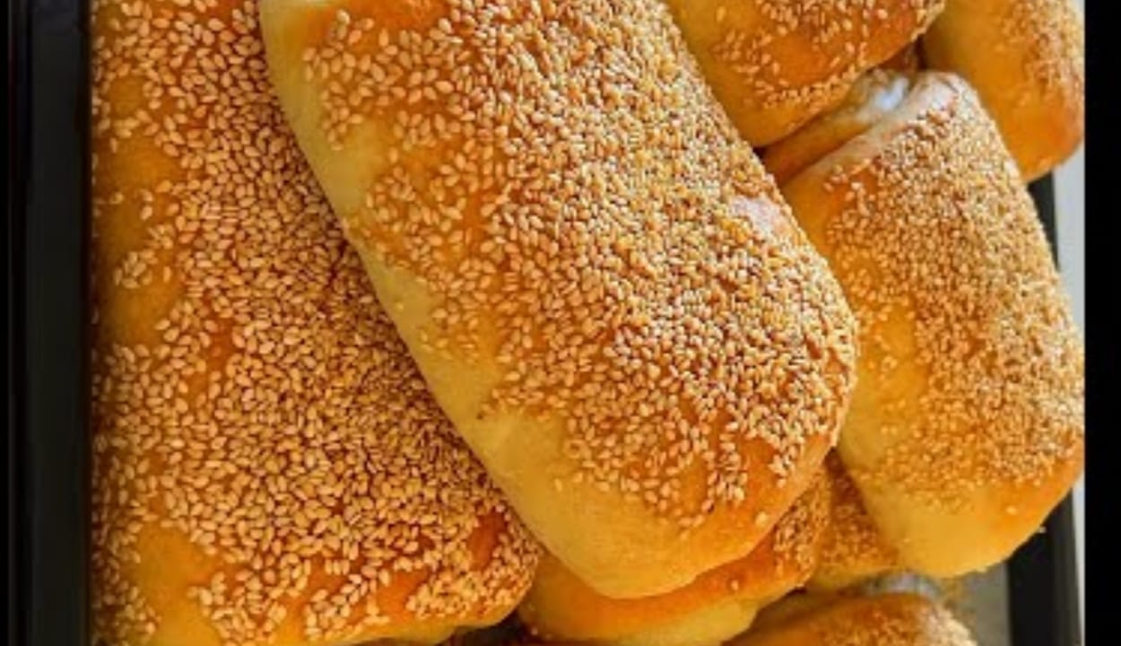 طريقة عمل فطائر السمسم هشة وقطنية بطعم رائع 5 طريقة عمل فطائر السمسم هشة وقطنية بطعم رائع