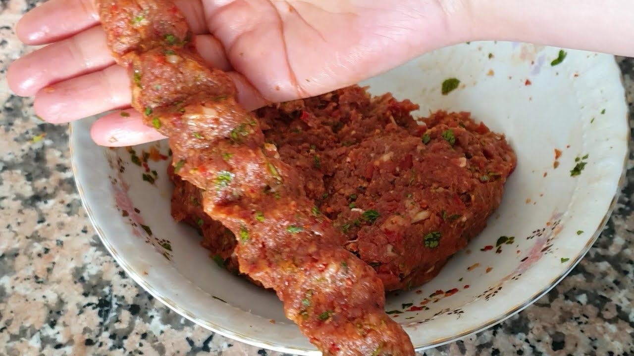 طريقة عمل كباب أضنة التركي المشوي على الفحم 5 طريقة عمل كباب أضنة التركي المشوي على الفحم