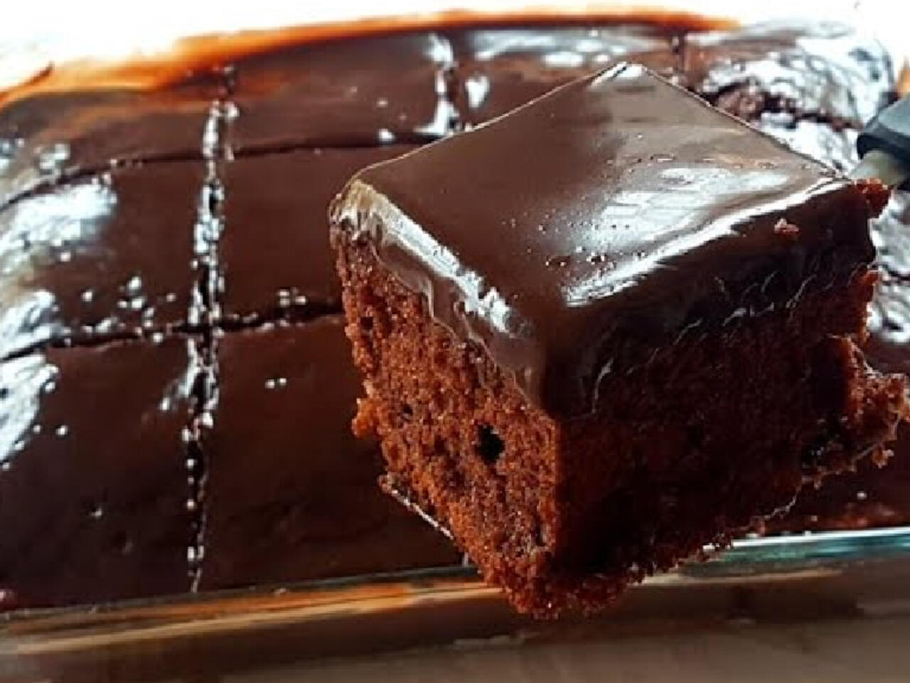 هشة وأسفنجية وبصوص خطير .. طريقة عمل كيكة الشوكولاته في الخلاط وأهم أسرار نجاحها