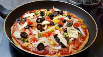 مكونات عمل البيتزا السريعة بدون فرن