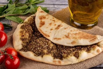 بمذاق أكثر من رائع .. طريقة عمل مناقيش الزعتر في البيت وفطاير الجبنة