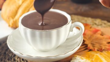 هوت شوكليت كريمي في أقل من دقيقة وبمكونات كلها في البيت