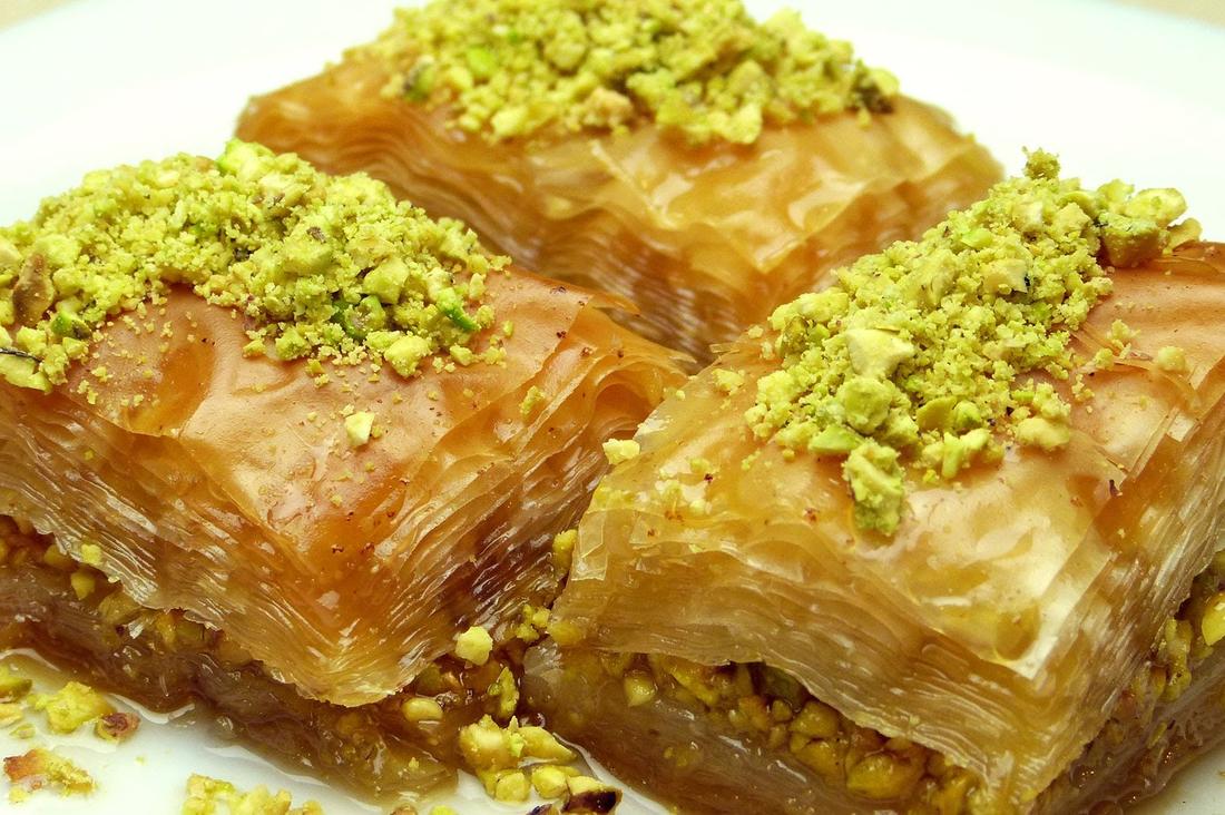 طريقة عمل البقلاوة بالمكسرات والشربات المظبوط وأسرار نجاحها