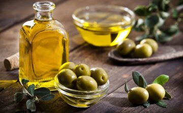 ملعقة من زيت الزيتون والقرنفل قبل النوم لمدة يومين بهذه الطريقة وشاهد ما الذي سيحدث لجسمك في أول أسبوع