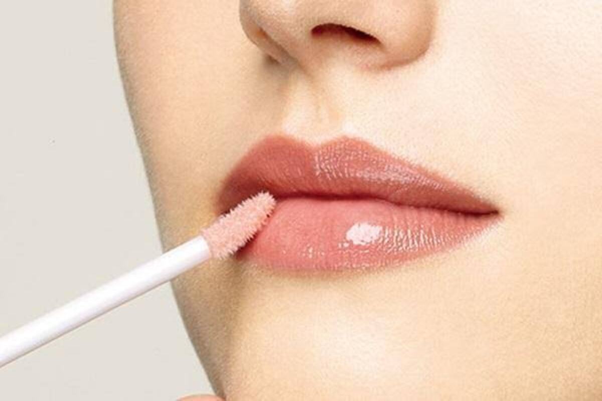 وفري فلوسك … اصنعي ليب جلوس بمكونات آمنة من منزلك