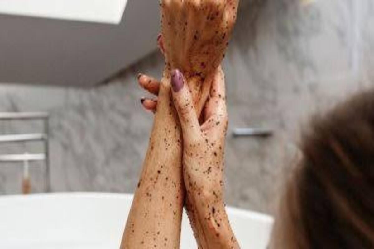 هام لكل امرأة .. أقوى ماسك لتقشير وتفتيح الجسم قبل الاستحمام