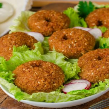 مش هتحتاجي تشتريها من برا.. طريقة عمل خلطة الطعمية على أصولها المصرية في المنزل!!