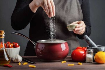مش هترمي الأكل.. أسهل طريقة للتخلص من الملح الزائد في الطعام بحيلة ذكية
