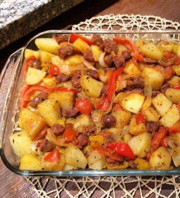 طريقة عمل صينية البطاطس بالسجق.. أكلة سهلة وبسيطة وغير مكلفة
