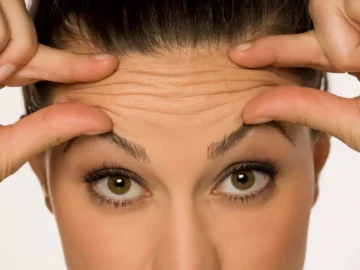 تجاعيد الجبين بتبين عمرك أكبر من الحقيقي.. أعرفي اسبابها واسهل طرق لعلاجها