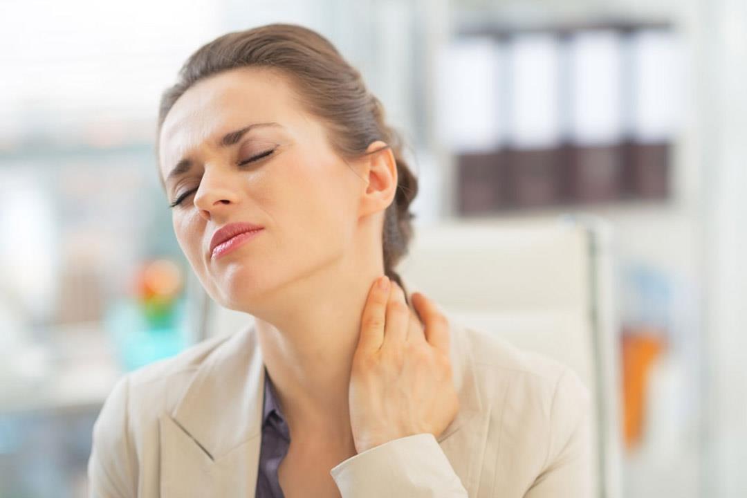 طرق طبيعية لعلاج شد الرقبة للتخلص من الألم بشكل سريع 5 طرق طبيعية لعلاج شد الرقبة للتخلص من الألم بشكل سريع