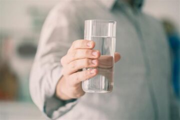 5 فوائد عند شرب الماء على الريق صباحاً…تغنيك عن تناول الأدوية