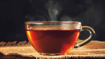 طبيب شهير يكشف خطورة تناول الشاي بعد الطعام مباشرة.. «يسبب هذا المرض»