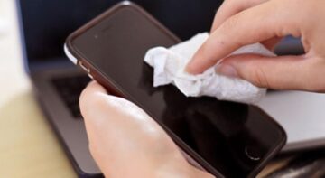 موبايلك هيرجع جديد تاني … طريقة بسيطة لتنظيف شاشة التليفون والسماعات بأسرع وقت