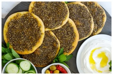 ريحتها تفتح الشهية .. طريقة عمل مناقيش الزعتر في المنزل بعجينة هشة وسريعة