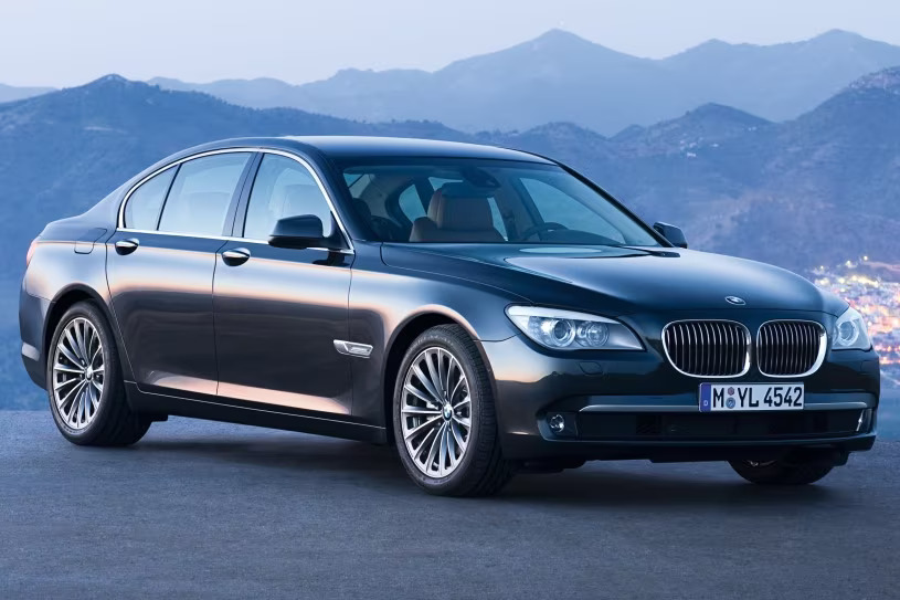 "BMW" مميزات استثنائية وأنظمة أمان متطورة سيارة 7 Series لعشاق الفخامة والأداء الألماني 5 “BMW” مميزات استثنائية وأنظمة أمان متطورة سيارة 7 Series لعشاق الفخامة والأداء الألماني