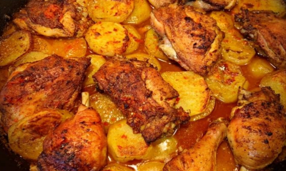 جربي طريقة عمل صينية الدجاج المشوي مع البطاطس والبصل في الفرن وصفة سيحبها أفراد عائلتك 5 جربي طريقة عمل صينية الدجاج المشوي مع البطاطس والبصل في الفرن وصفة سيحبها أفراد عائلتك