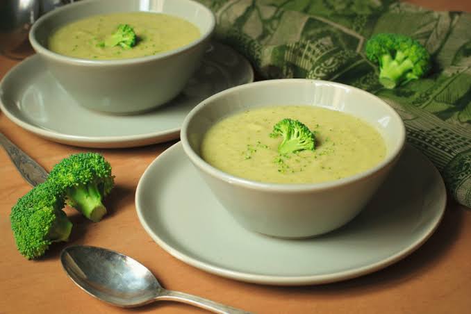 شوربة البروكلي الصحية واللذيذة.. أسهل طريقة لعملها في البيت بمكونات بسيطة 5 شوربة البروكلي الصحية واللذيذة.. أسهل طريقة لعملها في البيت بمكونات بسيطة