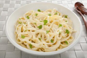 مكرونة بالصوص الأبيض في دقائق.. طعمها يجنن هتبهري بيها كل اللي هيدوقها