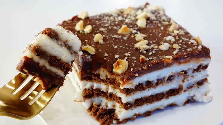 كيكة البسكويت الباردة اللي هتخليكي تنسي كل الحلويات اللي جربتها قبل كده.. طعمها خطير وسهلة التحضير في 10 دقائق بس
