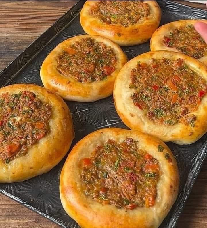 طريقة عمل خبز باللحم المفروم.. سهل ولذيذ