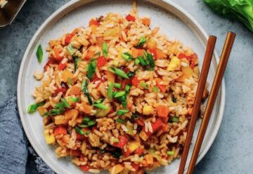 طريقة عمل الأرز الحار بالخضروات.. مش هتبطلي تعمليه من جماله