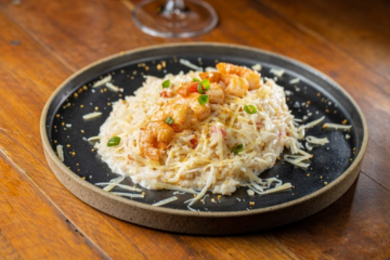 طريقة عمل الأرز بالجمبري والكريمة والبارميزان من المطبخ الإيطالي