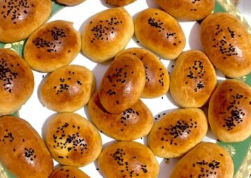 طريقة عمل عمل بوريك الأفران بالسمسم والزعتر في البيت بمنتهى السهولة