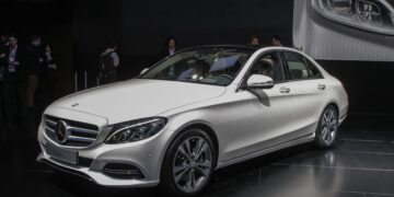 “Mercedes Benz” سي كلاس السيارة الألمانية التي تتميز بمساعد الركن الخلفي