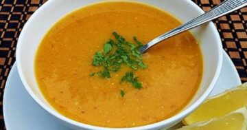 “أكلة الشتاء الجبارة “طريقة عمل شوربة العدس المصرية على أصولها.. مش هتبطلي تعمليها