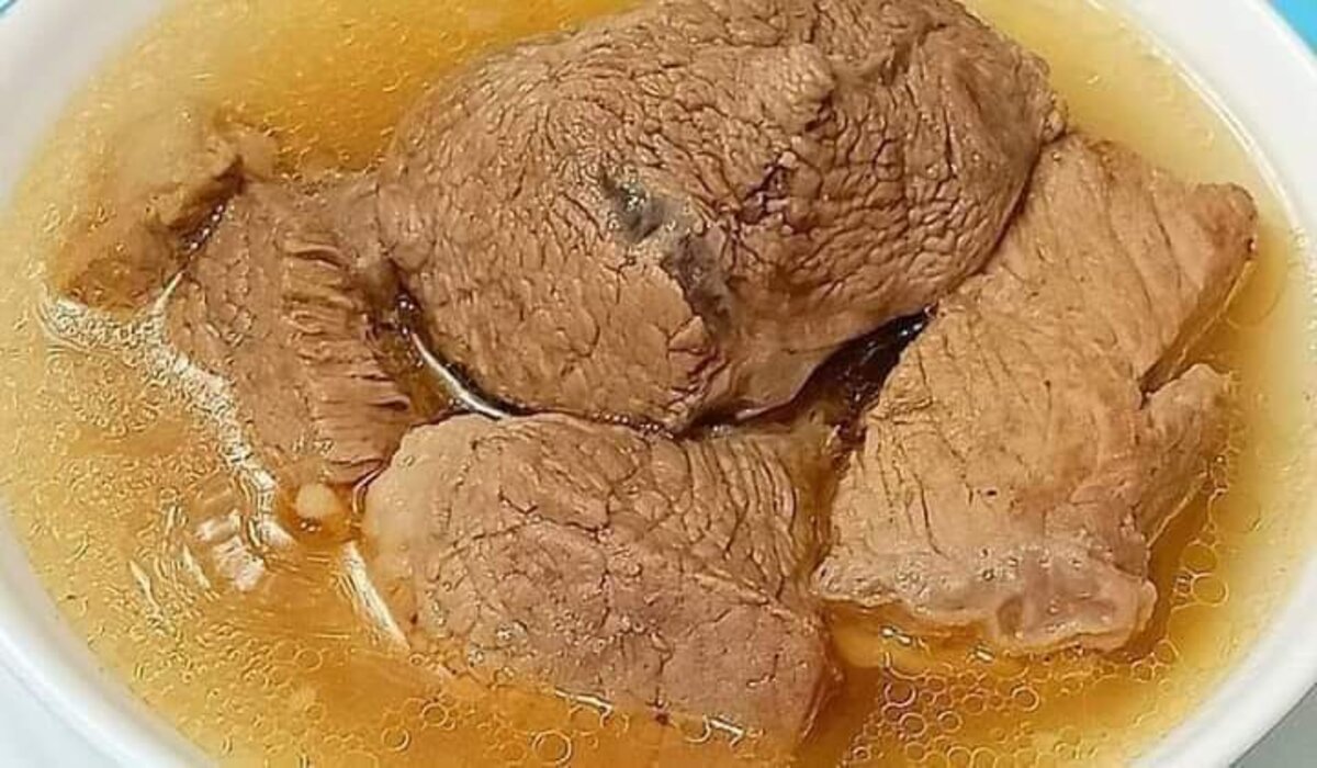 يا ترى إيه السر اللي يخلي شوربة اللحمة لونها تحفة كده؟ إليكِ السر بتكنيك أشهر الطهاة 5 يا ترى إيه السر اللي يخلي شوربة اللحمة لونها تحفة كده؟ إليكِ السر بتكنيك أشهر الطهاة