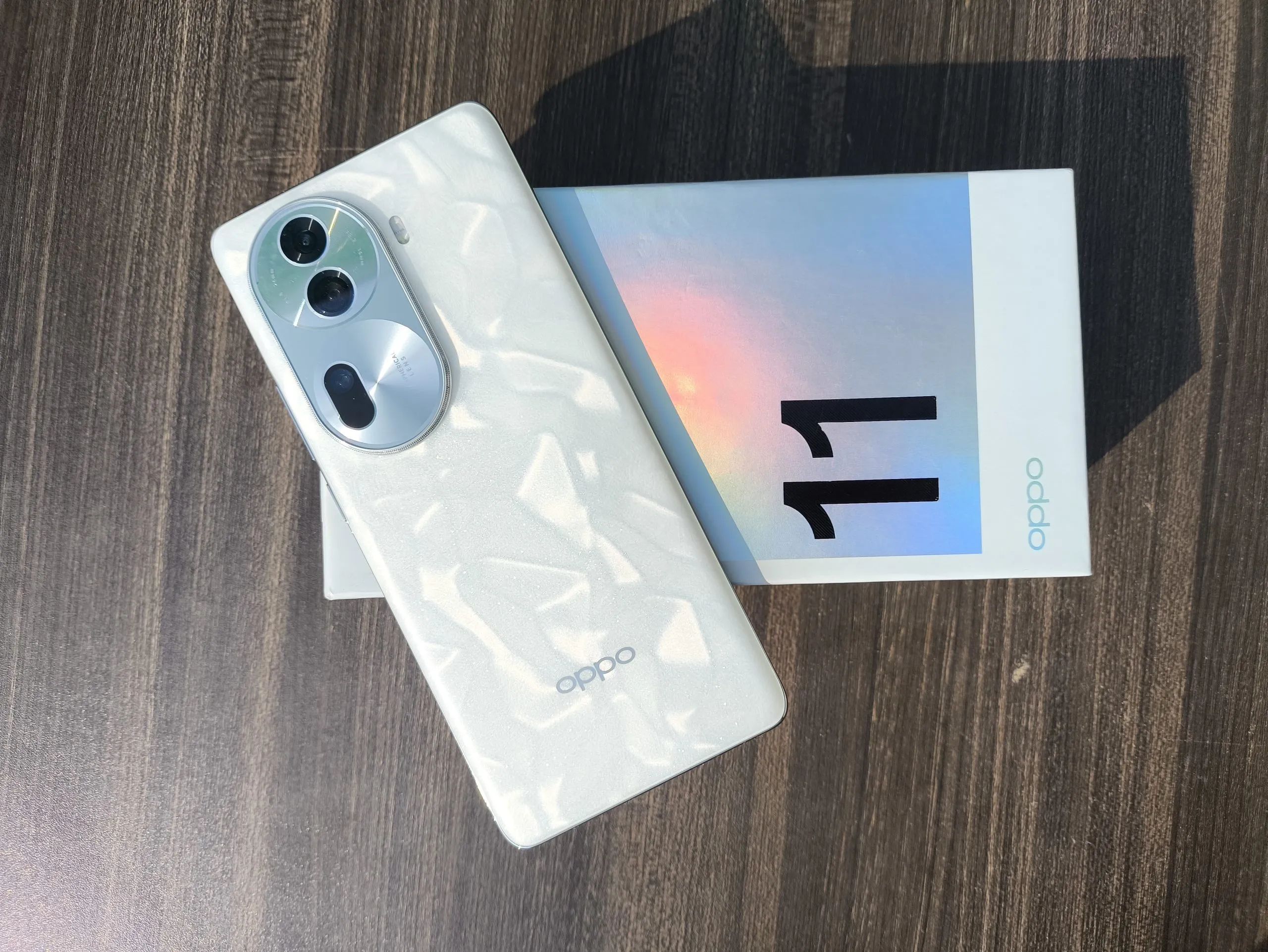 أوبو رينو 11 برو 5G: الهاتف الذي يجمع بين الأناقة والإبداع في التصوير 5 أوبو رينو 11 برو 5G: الهاتف الذي يجمع بين الأناقة والإبداع في التصوير